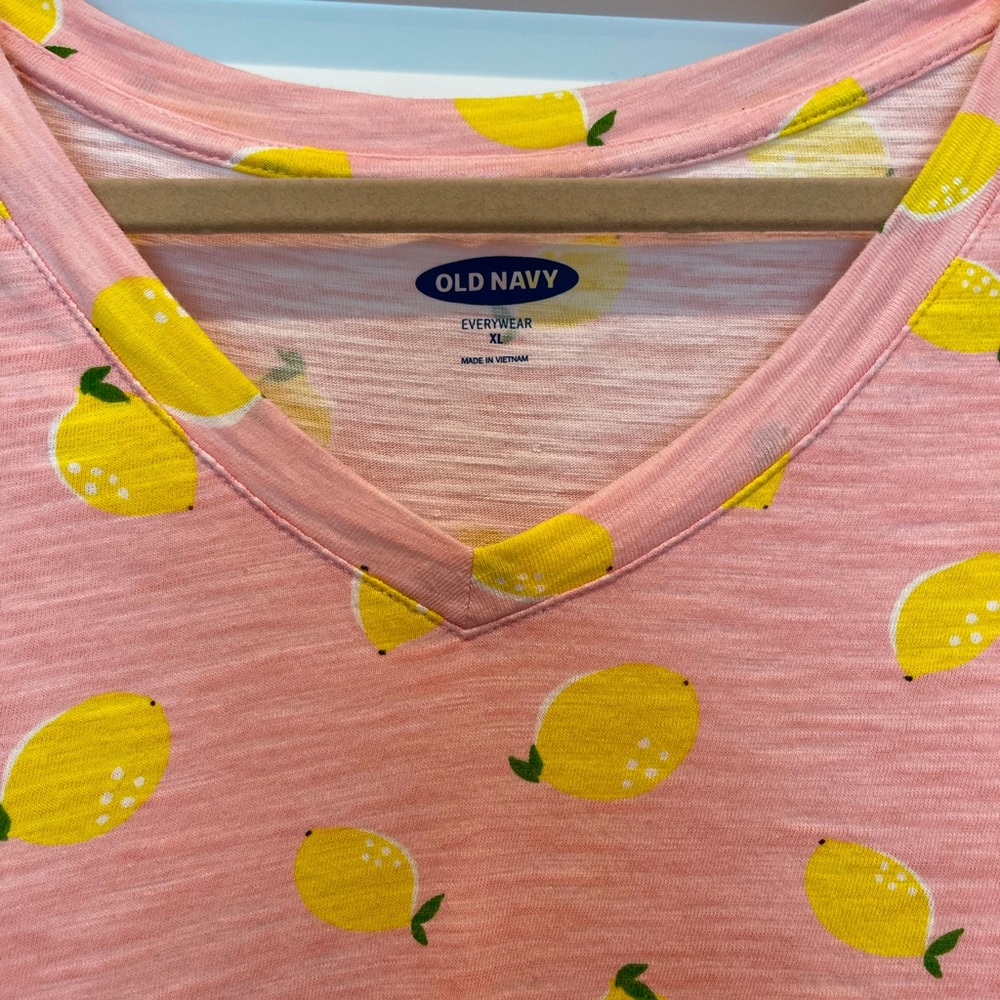 Old Navy women’s V-neck T-shirt. Size XL.